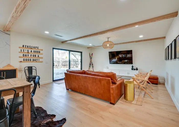Stylish Close To Hiking And Fishing! *