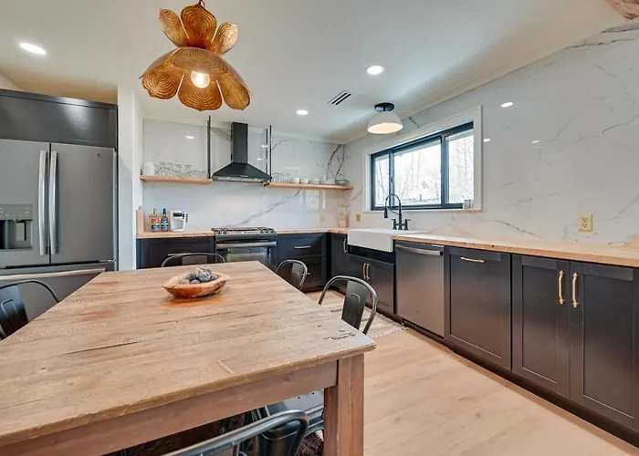 Stylish Close To Hiking And Fishing! Ferienhaus