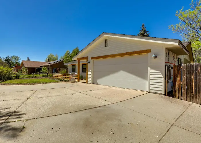 Stylish Close To Hiking And Fishing! *